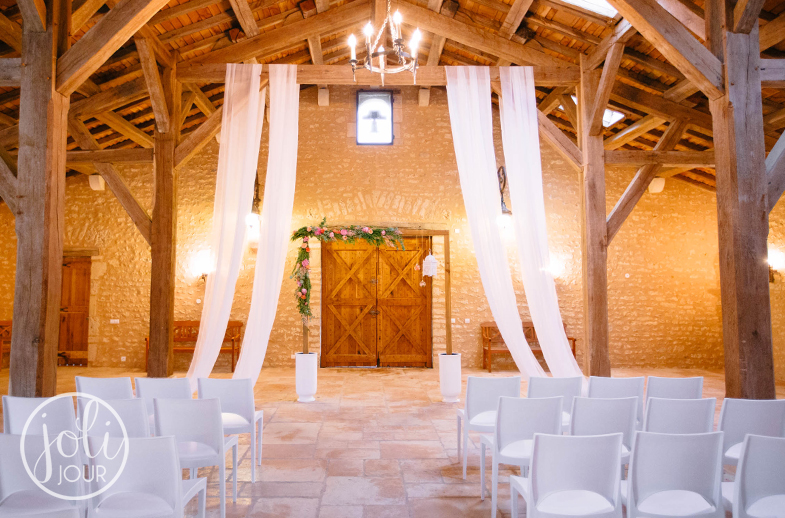 Decoration ceremonie laique en interieur arche houppa rustique bois